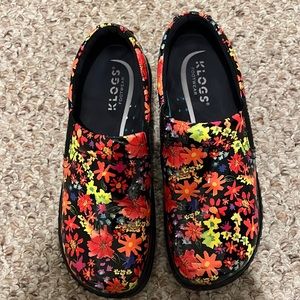 Never Worn - Daisy pattern leather Klogs